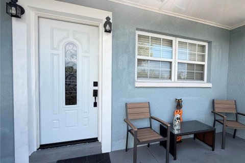 House in Tampa, Florida 4 bedrooms, 126.07 sq.m. № 2411680 - photo 4