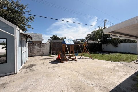 House in Tampa, Florida 4 bedrooms, 126.07 sq.m. № 2411680 - photo 17