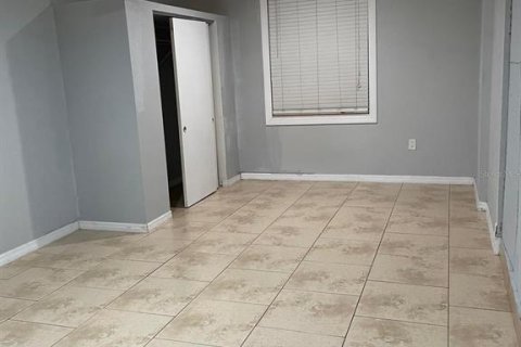 House in Tampa, Florida 4 bedrooms, 126.07 sq.m. № 2411680 - photo 25