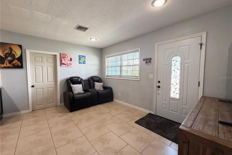 House in Tampa, Florida 4 bedrooms, 126.07 sq.m. № 2411680 - photo 6