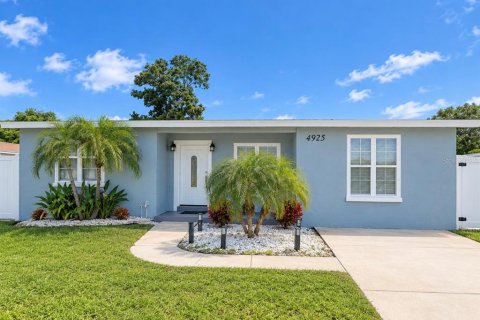 House in Tampa, Florida 4 bedrooms, 126.07 sq.m. № 2411680