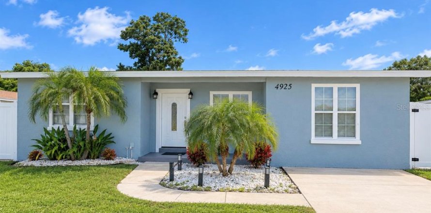 House in Tampa, Florida 4 bedrooms, 126.07 sq.m. № 2411680
