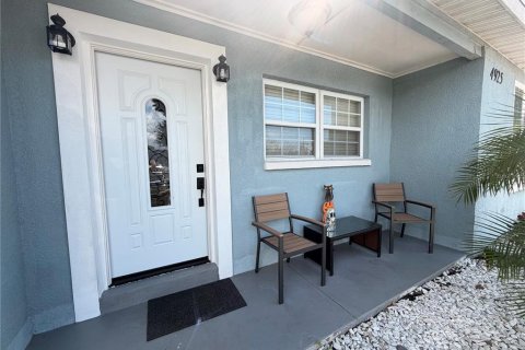 House in Tampa, Florida 4 bedrooms, 126.07 sq.m. № 2411680 - photo 3