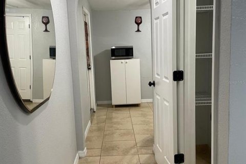 House in Tampa, Florida 4 bedrooms, 126.07 sq.m. № 2411680 - photo 24