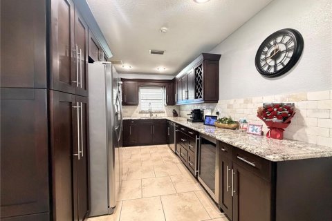 House in Tampa, Florida 4 bedrooms, 126.07 sq.m. № 2411680 - photo 10