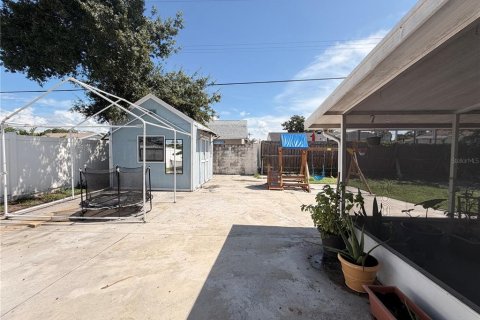 House in Tampa, Florida 4 bedrooms, 126.07 sq.m. № 2411680 - photo 16