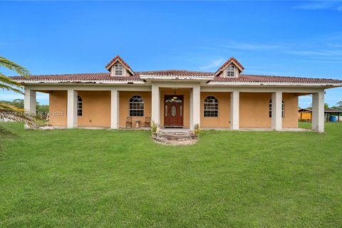 Купить виллу или дом в Клуистон, Флорида 5 спален, 434.78м2, № 1977636 - фото 2