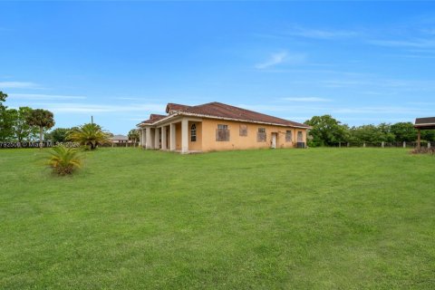 Купить виллу или дом в Клуистон, Флорида 5 спален, 434.78м2, № 1977636 - фото 4