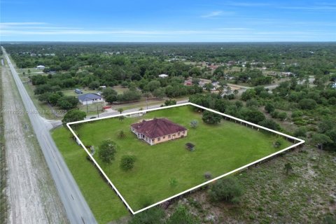 Купить виллу или дом в Клуистон, Флорида 5 спален, 434.78м2, № 1977636 - фото 14