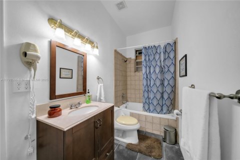 Купить виллу или дом в Клуистон, Флорида 5 спален, 434.78м2, № 1977636 - фото 29