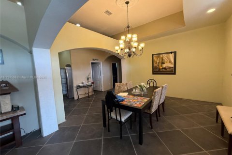 Купить виллу или дом в Клуистон, Флорида 5 спален, 434.78м2, № 1977636 - фото 20