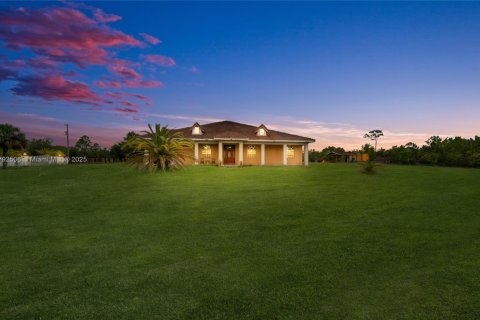Купить виллу или дом в Клуистон, Флорида 5 спален, 434.78м2, № 1977636 - фото 1