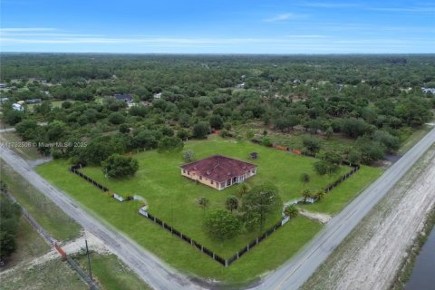 Купить виллу или дом в Клуистон, Флорида 5 спален, 434.78м2, № 1977636 - фото 17