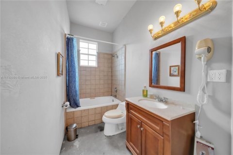 Купить виллу или дом в Клуистон, Флорида 5 спален, 434.78м2, № 1977636 - фото 28