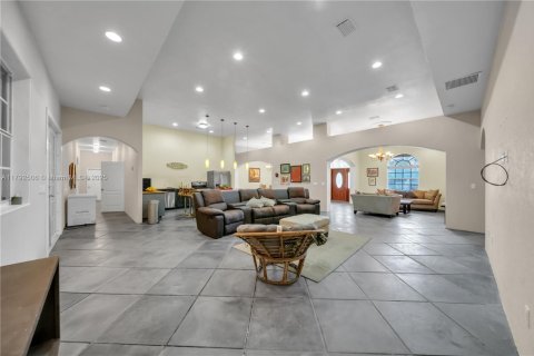 Купить виллу или дом в Клуистон, Флорида 5 спален, 434.78м2, № 1977636 - фото 27