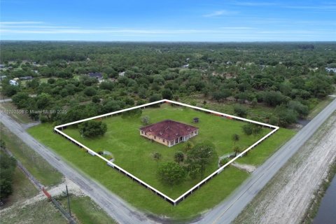 Купить виллу или дом в Клуистон, Флорида 5 спален, 434.78м2, № 1977636 - фото 16