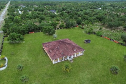 Купить виллу или дом в Клуистон, Флорида 5 спален, 434.78м2, № 1977636 - фото 6