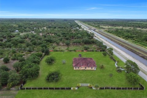 Купить виллу или дом в Клуистон, Флорида 5 спален, 434.78м2, № 1977636 - фото 18