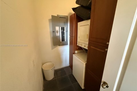 Купить виллу или дом в Клуистон, Флорида 5 спален, 434.78м2, № 1977636 - фото 24