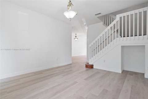 Townhouse in Miramar, Florida 4 bedrooms, 203.46 sq.m. № 1684172 - photo 4