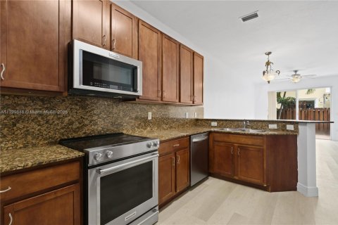 Townhouse in Miramar, Florida 4 bedrooms, 203.46 sq.m. № 1684172 - photo 12