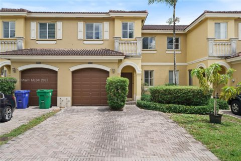 Townhouse in Miramar, Florida 4 bedrooms, 203.46 sq.m. № 1684172 - photo 1