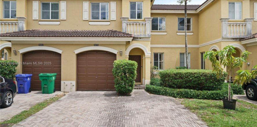 Townhouse in Miramar, Florida 4 bedrooms, 203.46 sq.m. № 1684172