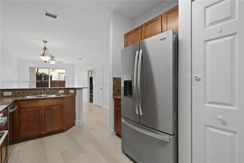 Townhouse in Miramar, Florida 4 bedrooms, 203.46 sq.m. № 1684172 - photo 16