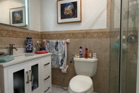 House in Miami, Florida 5 bedrooms, 204.94 sq.m. № 1994640 - photo 29