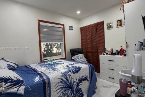 House in Miami, Florida 5 bedrooms, 204.94 sq.m. № 1994640 - photo 26