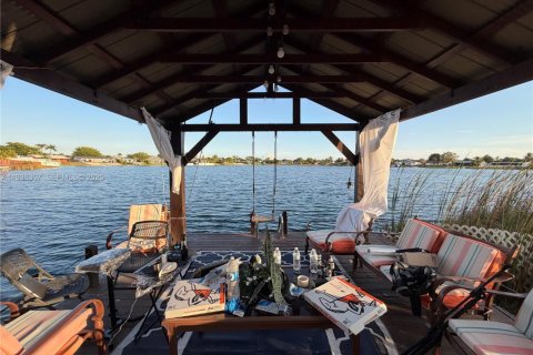 House in Miami, Florida 5 bedrooms, 204.94 sq.m. № 1994640 - photo 11