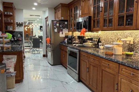 House in Miami, Florida 5 bedrooms, 204.94 sq.m. № 1994640 - photo 13