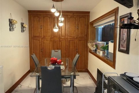 House in Miami, Florida 5 bedrooms, 204.94 sq.m. № 1994640 - photo 15