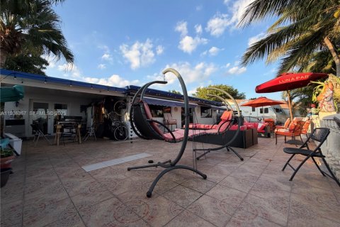 House in Miami, Florida 5 bedrooms, 204.94 sq.m. № 1994640 - photo 5