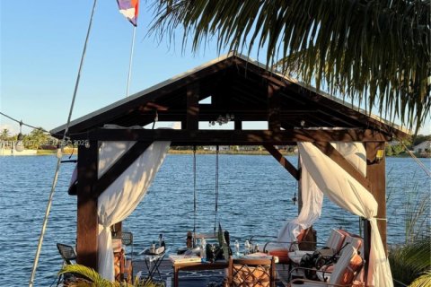 House in Miami, Florida 5 bedrooms, 204.94 sq.m. № 1994640 - photo 10