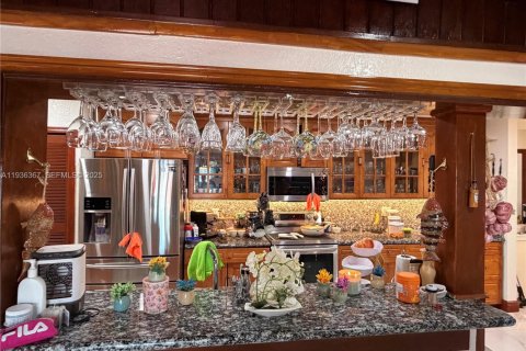 House in Miami, Florida 5 bedrooms, 204.94 sq.m. № 1994640 - photo 14