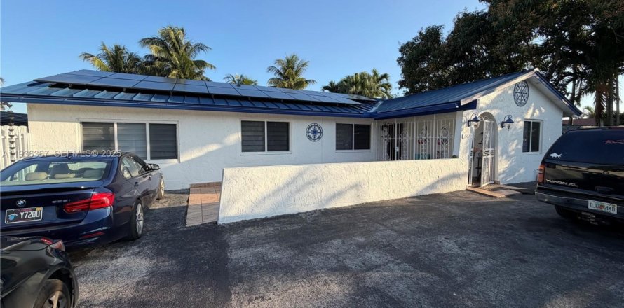 House in Miami, Florida 5 bedrooms, 204.94 sq.m. № 1994640