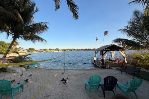 House in Miami, Florida 5 bedrooms, 204.94 sq.m. № 1994640 - photo 6