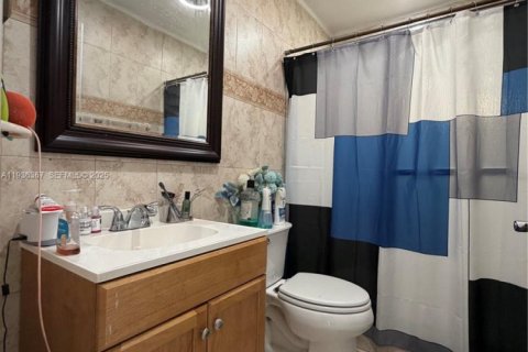 House in Miami, Florida 5 bedrooms, 204.94 sq.m. № 1994640 - photo 17