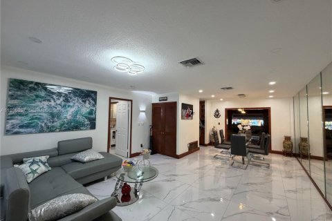House in Miami, Florida 5 bedrooms, 204.94 sq.m. № 1994640 - photo 24