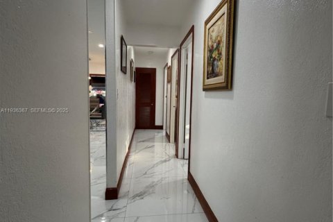 House in Miami, Florida 5 bedrooms, 204.94 sq.m. № 1994640 - photo 30