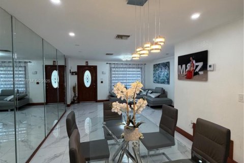 House in Miami, Florida 5 bedrooms, 204.94 sq.m. № 1994640 - photo 25