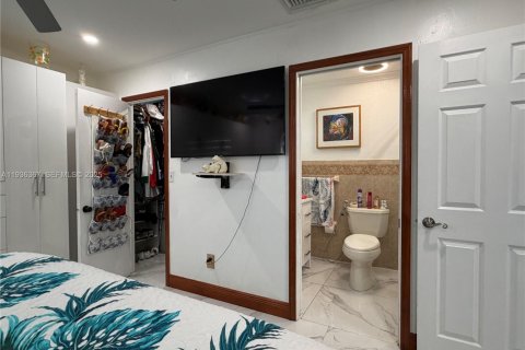 House in Miami, Florida 5 bedrooms, 204.94 sq.m. № 1994640 - photo 28