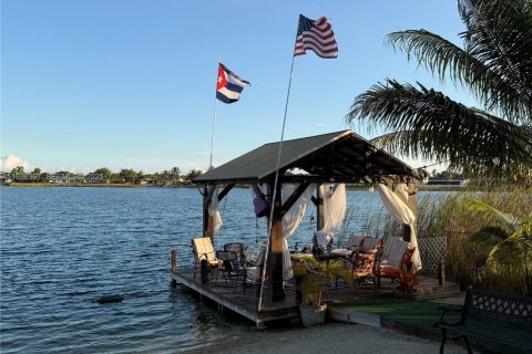 House in Miami, Florida 5 bedrooms, 204.94 sq.m. № 1994640 - photo 9