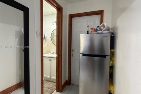 House in Miami, Florida 5 bedrooms, 204.94 sq.m. № 1994640 - photo 16