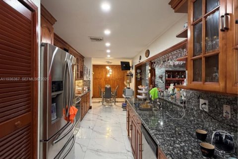 House in Miami, Florida 5 bedrooms, 204.94 sq.m. № 1994640 - photo 12