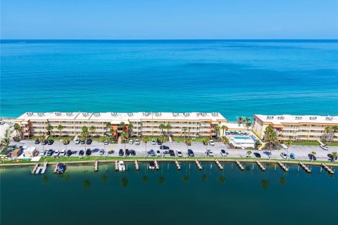 Condo in Sarasota, Florida, 1 bedroom № 2237322 - photo 21