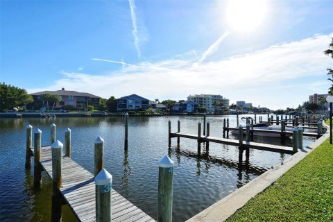 Condo in Sarasota, Florida, 1 bedroom № 2237322 - photo 25