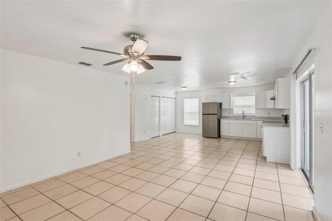 Casa en venta en Tampa, Florida, 3 dormitorios, 114.27 m2 № 2202454 - foto 8