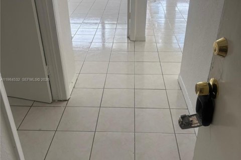 Снять в аренду квартиру в Майами, Флорида 1 спальня, 62.06м2, № 2045727 - фото 3